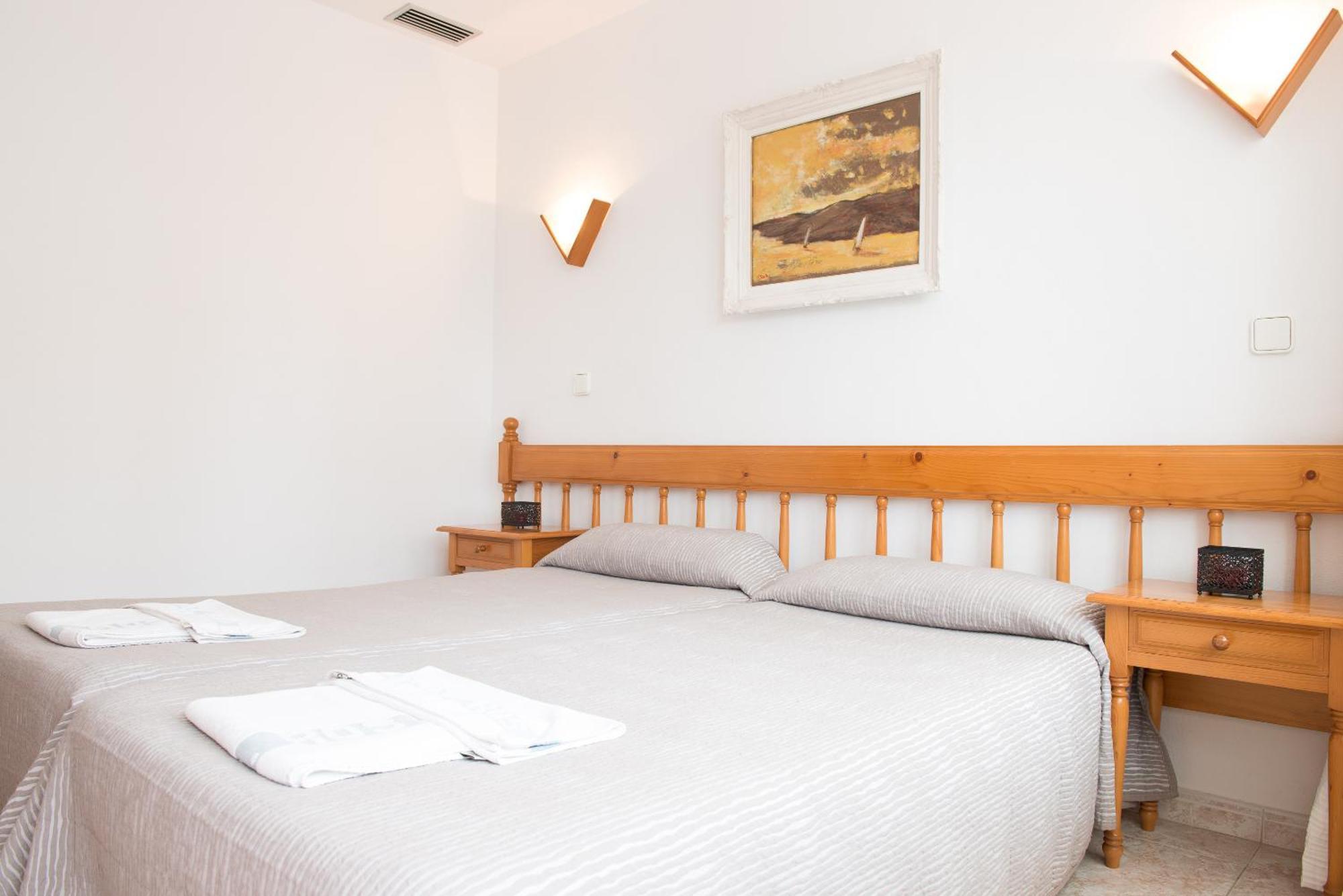 Apartamentos Ros Santa Eulalia del Río Habitación foto